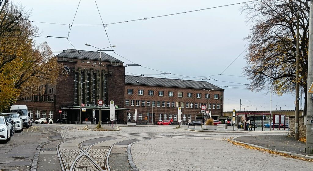 Der sanierungsbedürftige Bahnhofsvorplatz, an dem die Innenstadttangente entlang führen soll